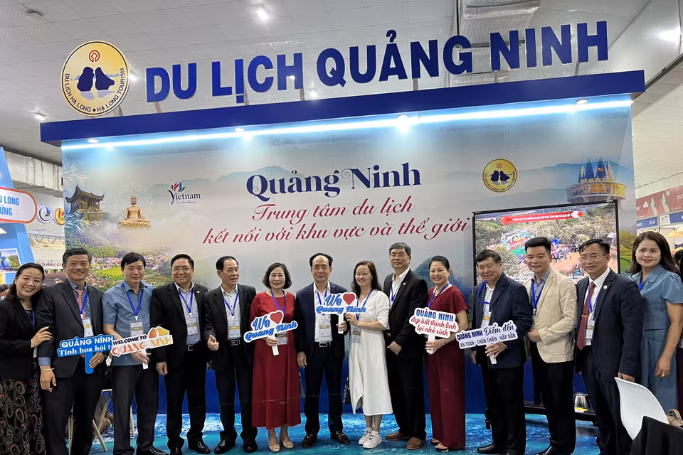 Bộ trưởng Bộ Văn hóa, Thể thao và Du lịch Nguyễn Văn Hùng phát biểu tại khai mạc Hội chợ Du lịch quốc tế-VITM Hà Nội 2023: 'Tôi tin tưởng rằng tại hội chợ này, các doanh nghiệp du lịch sẽ tìm và gặp gỡ được nhiều đối tác mới, tìm được nhiều hướng kinh doanh mới, nhiều hợp đồng sẽ được ký kết, tạo đà cho sự phát triển của du lịch Việt Nam cũng như các đối tác, các quốc gia tham gia vào chuỗi hoạt động tại hội chợ trong thời gian tới; các địa phương sẽ kết nối được với các doanh nghiệp lữ hành để chung tay phát triển sản phẩm theo hướng ‘mỗi địa phương một sản phẩm du lịch đặc sắc,’ xây dựng tour, tuyến khai thác tối đa tiềm năng du lịch và phù hợp với thị hiếu của du khách.' (Ảnh: Mai Mai/Vietnam+)