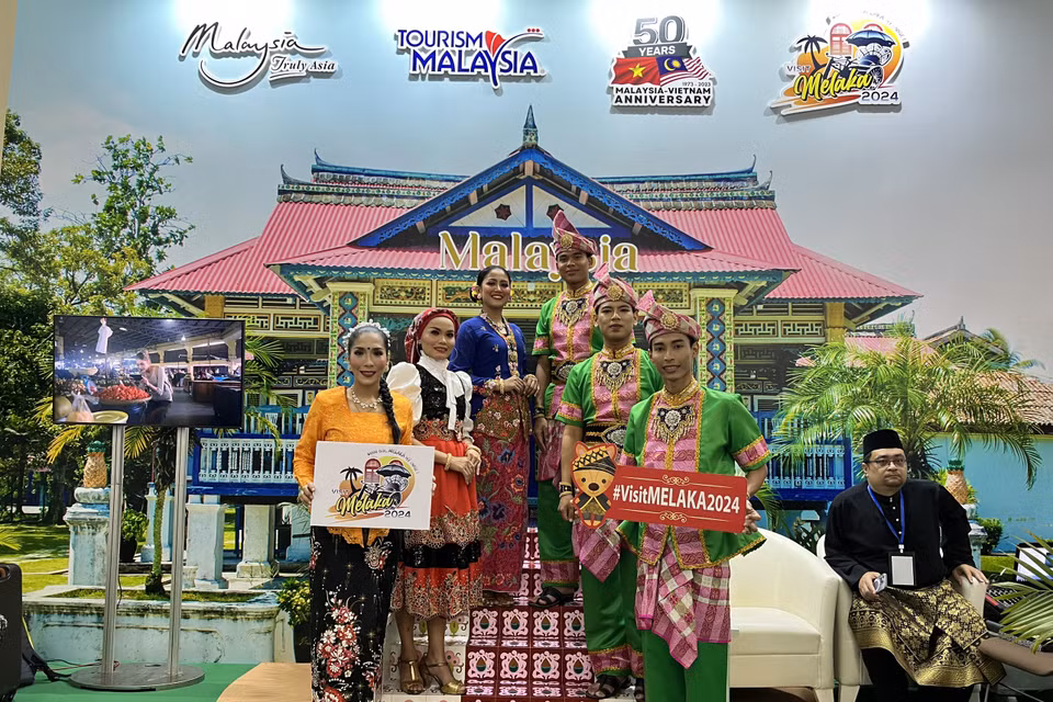 Quảng bá du lịch Malaysia tại hội chợ. (Ảnh: Mai Mai/Vietnam+)