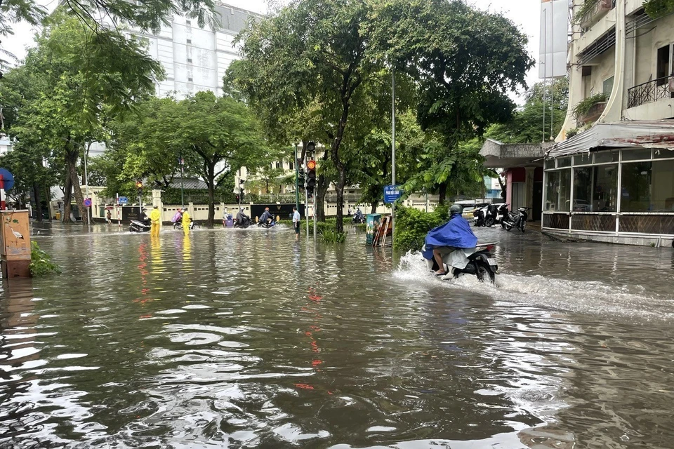 Ngã tư Phan Bội Châu-Lý Thường Kiệt lại ngập nặng. (Ảnh: An Đăng/TTXVN)