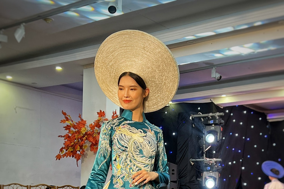 Nhà thiết kế Lan Vy sinh ra và lớn lên ở cố đô Huế, chị đã sáng lập và thực hiện 'Áo Dài Show' – một chương trình nghệ thuật và quảng bá văn hóa được đông đảo người xem trong nước và quốc tế yêu thích. (Ảnh: Mai Mai/Vietnam+)