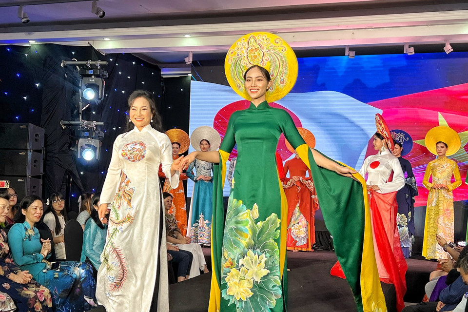 Nhà thiết kế Lan Vy cho biết bộ sưu tập Áo dài 'Gấm hoa' của chị gồm 10 bộ Áo dài trên nền vải gấm và lụa. (Ảnh: Mai Mai/Vietnam+)