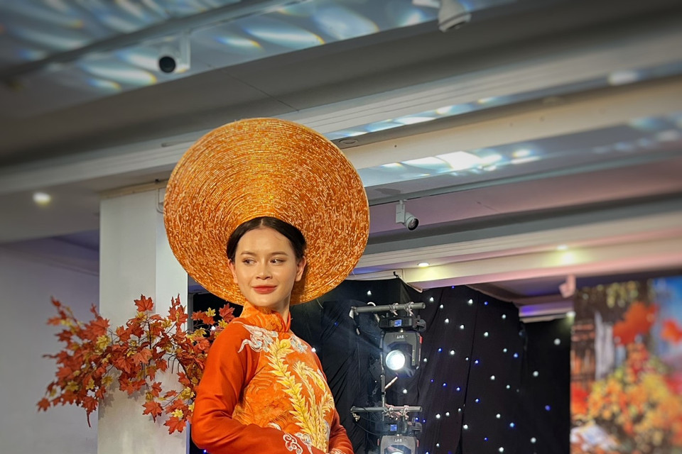 Bộ sưu tập lấy cảm hứng từ câu chuyện văn hóa truyền thống nước Việt, những linh vật linh thiêng như long phi phượng vũ trong truyền thuyết xưa, và hình ảnh trống đồng một thời vàng sơn của dân tộc. (Ảnh: Mai Mai/Vietnam+)