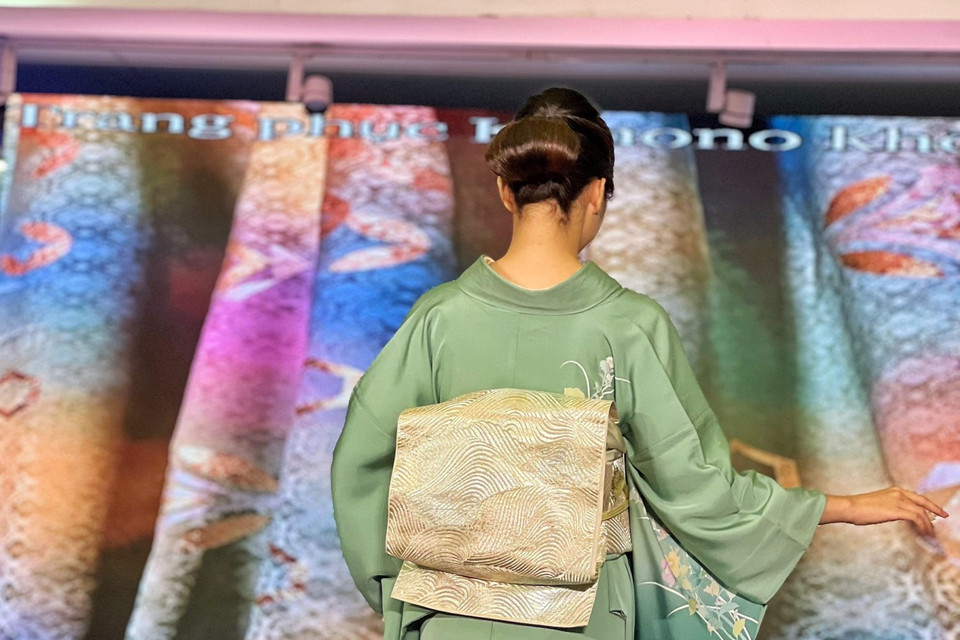 Bà Junko Sophia Kakizaki được biết đến là người tích cực quảng bá văn hóa Nhật Bản ra nước ngoài, như trà đạo, cắm hoa, và đặc biệt là Kimono. (Ảnh: Mai Mai/Vietnam+)