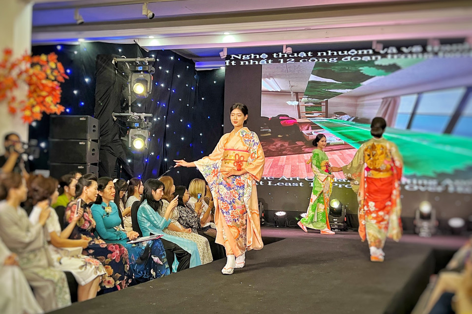 Bộ sưu tập ấn tượng với các họa tiết sóng nước, chim hạc và vẻ đẹp các loại hoa theo mùa khoe sắc như hoa cúc, hoa anh đào... (Ảnh: Mai Mai/Vietnam+)