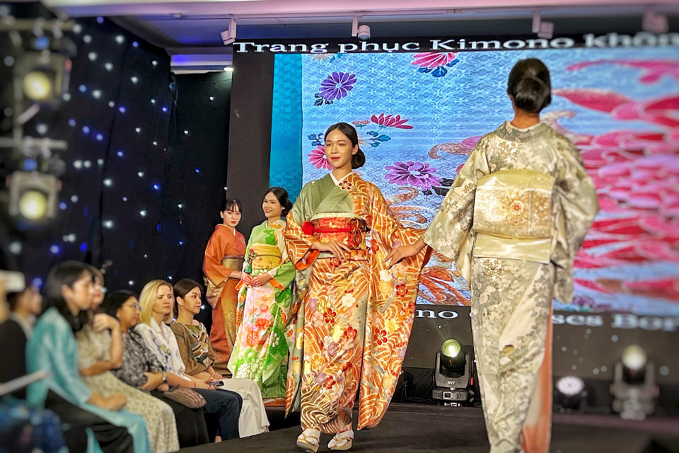 Bộ sưu tập phô diễn kỹ thuật nhuộm vẽ và thêu tay truyền thống độc đáo, lưu truyền qua nhiều thế hệ của người Nhật Bản với các họa tiết sóng nước, chim hạc và vẻ đẹp các loại hoa theo mùa khoe sắc như hoa cúc, hoa anh đào (sakura)... (Ảnh: Mai Mai/Vietnam+)