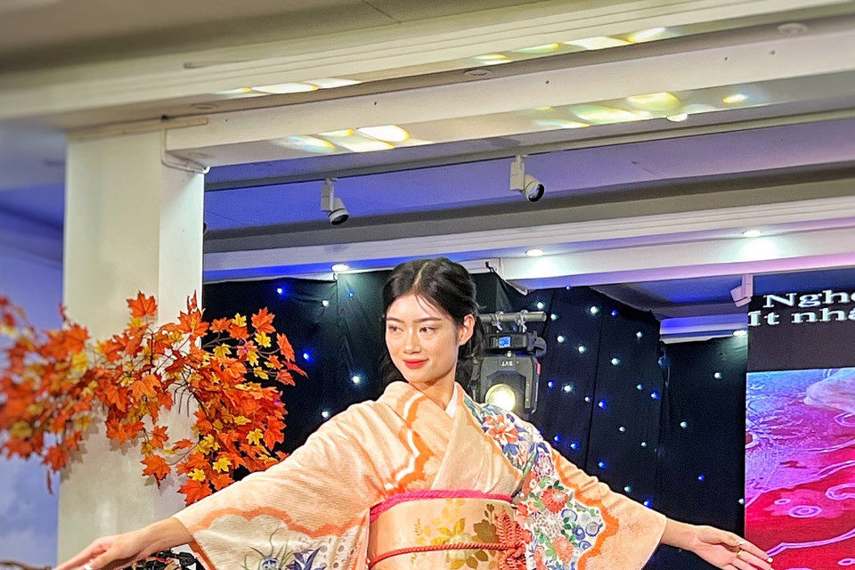 Chuyên gia Junko Sophia Kakizaki cho biết rất ấn tượng với Áo dài của Việt Nam. (Ảnh: Mai Mai/Vietnam+)