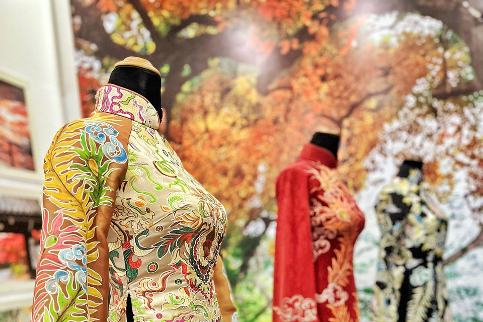 Áo dài truyền thống Việt Nam trưng bày tại sự kiện. (Ảnh: Mai Mai/Vietnam+)