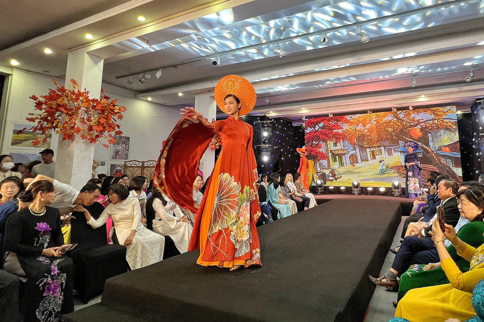 Bên cạnh đó, ý tưởng hoa sen là biểu tượng quốc hoa của Việt Nam cũng được nhà thiết kế khai thác đưa vào họa tiết áo dài một cách mềm mại và sáng tạo. (Ảnh: Mai Mai/Vietnam+)