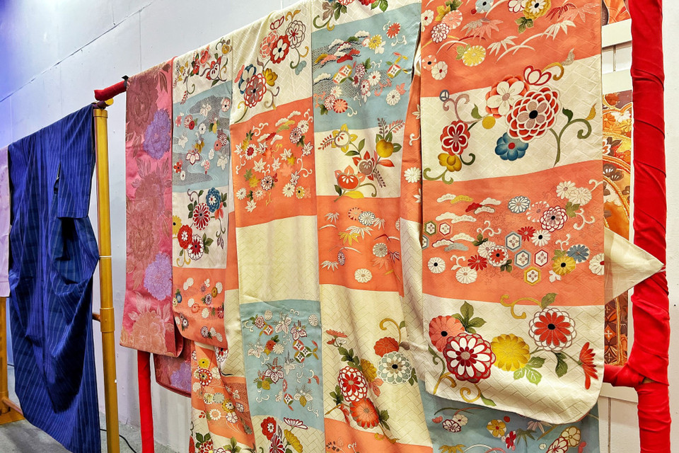 Đặc biệt, trong sự kiện còn có lễ tiếp nhận trang phục Kimono từ chuyên gia Junko Sophie Kakizaki trao tặng cho Bảo tàng Phụ nữ Việt Nam. Bộ Kimono được chuyên gia Nhật Bản lựa chọn trao tặng có giá trị văn hóa và nghệ thuật cao. Đây cũng chính là kỷ vật được sáng tạo, lưu truyền và gìn giữ trong gia đình chuyên gia Junko Sophie Kakizaki qua nhiều thế hệ. (Ảnh: Mai Mai/Vietnam+)