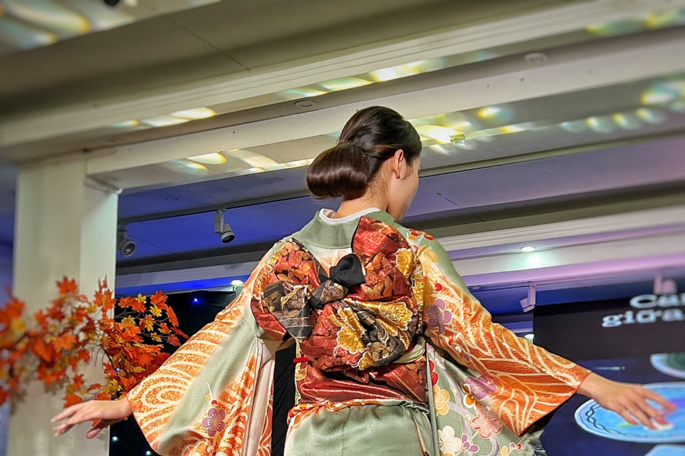 Hoa đào được thêu tay tinh tế trên trang phục Kimono truyền thống. (Ảnh: Mai Mai/Vietnam+)