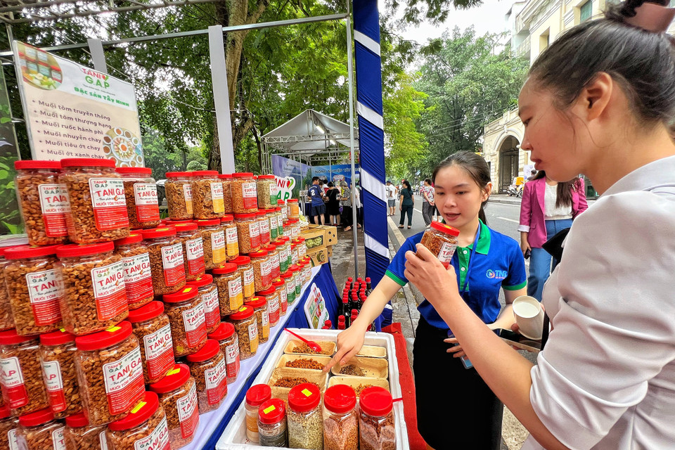 Du khách tìm hiểu về các loại muối chấm của Tây Ninh. (Ảnh: Mai Mai/Vietnam+)
