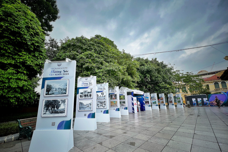 Hình ảnh Tây Ninh được giới thiệu sống động qua triển lãm ảnh. Do thời tiết sáng 7/10 có mưa nên chưa nhiều khách đến xem triển lãm. (Ảnh: Mai Mai/Vietnam+)