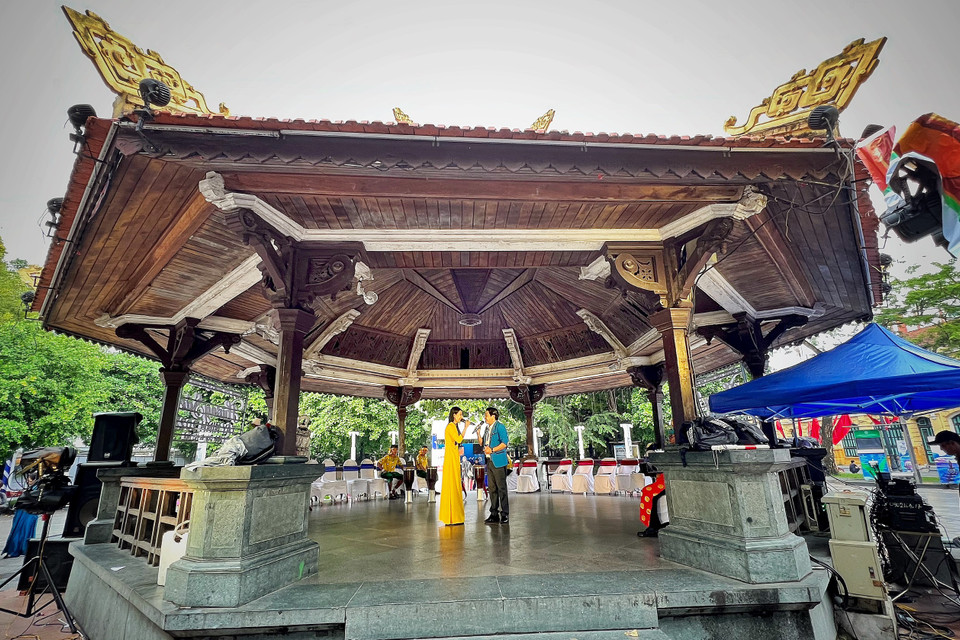 Các nghệ sỹ đến từ Tây Ninh trình diễn đờn ca tài tử tại Khu vực Nhà Bát giác (phía sau tượng đài vua Lý Thái Tổ). (Ảnh: Mai Mai/Vietnam+)