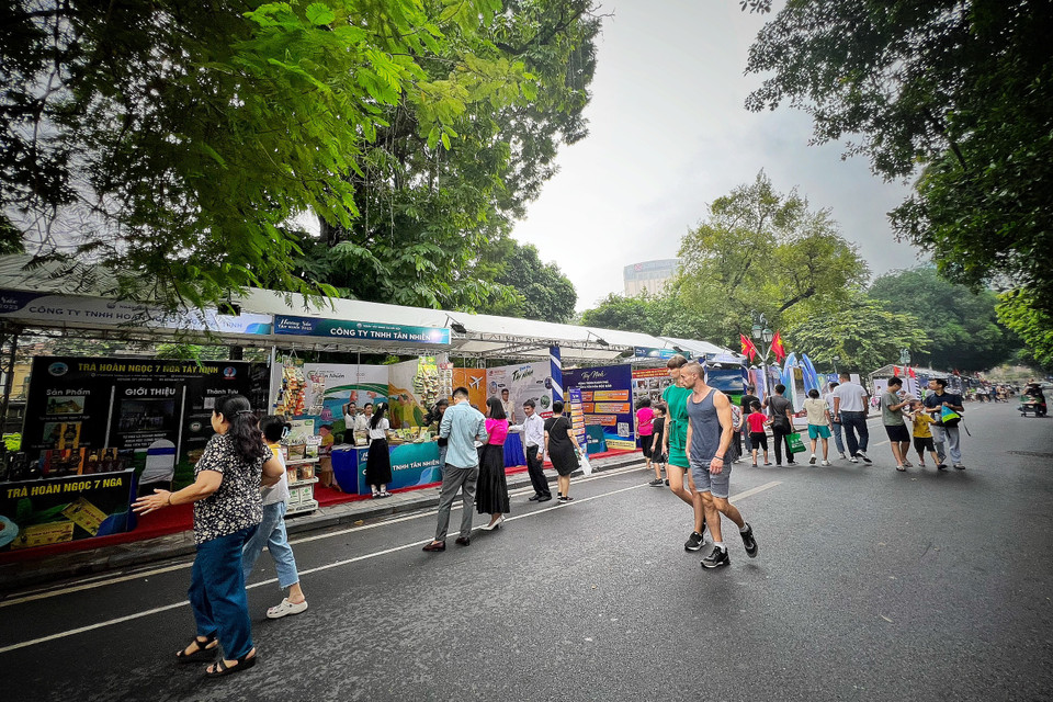 Sớm cuối tuần, sự kiện thu hút người dân Thủ đô và du khách nước ngoài tham quan. (Ảnh: Mai Mai/Vietnam+)