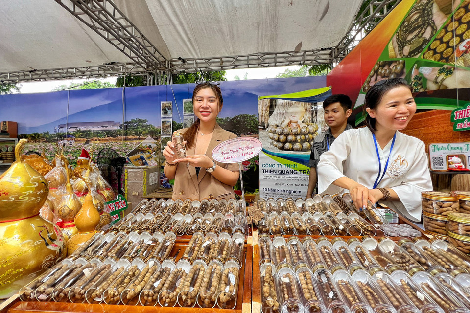 Vòng trầm có nguồn gốc Việt Nam giá từ 1 triệu đồng/chiếc, mùi hương thơm bền, sâu. (Ảnh: Mai Mai/Vietnam+)