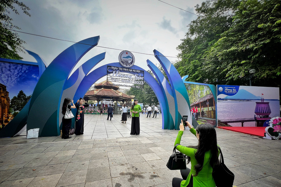 Sự kiện ‘Ngày Tây Ninh tại Hà Nội’ năm 2023 đã chính thức diễn ra vào sáng nay, 7/10 và kéo dài đến hết ngày 8/10, tại phố đi bộ Hoàn Kiếm nhằm quảng bá hình ảnh Tây Ninh đến với người dân thủ đô cùng du khách trong và ngoài nước. (Ảnh: Mai Mai/Vietnam+)