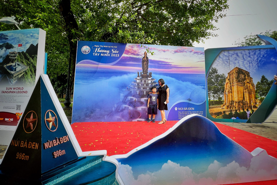 Du khách chụp ảnh với mô hình 3D một trong những điểm đến nổi tiếng của Tây Ninh là Núi Bà Đen. (Ảnh: Mai Mai/Vietnam+)
