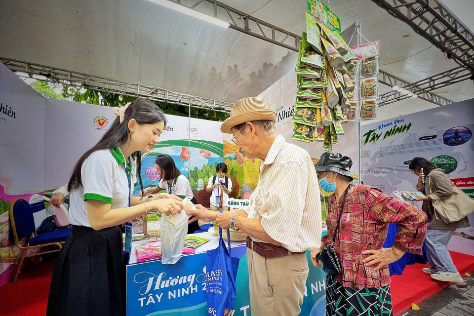Hơn 30 gian hàng giới thiệu các sản phẩm làm nên thương hiệu của mảnh đất Tây Ninh như bánh tráng, muối, đậu phộng, trà túi lọc, mật ong, yến sào, các sản phẩm du lịch… (Ảnh: Mai Mai/Vietnam+)