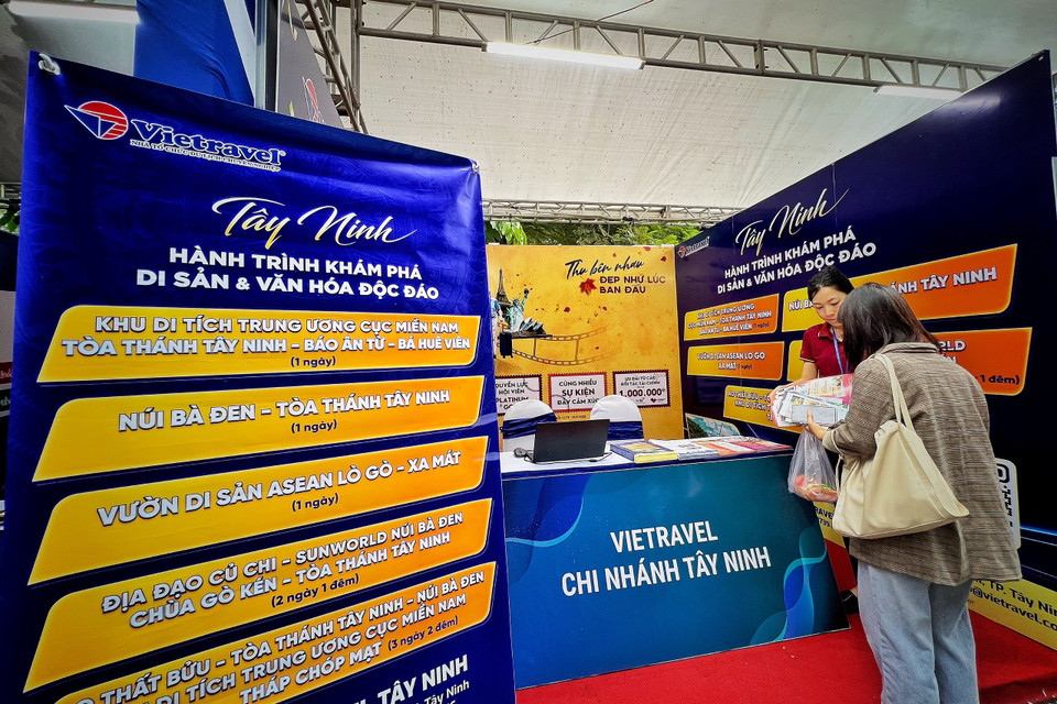 Gian hàng giới thiệu sản phẩm tour Tây Ninh của Công Ty du lịch Vietravel. (Ảnh: Mai Mai/Vietnam+)