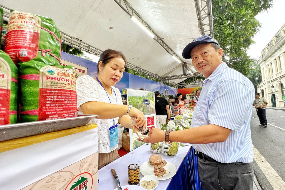 Chị Phương Linh, chủ cơ sở sản xuất Giò bò tơ cam kết sản phẩm được làm không chất bảo quản, phụ gia, giá 200.000 đồng/cái. (Ảnh: Mai Mai/Vietnam+)