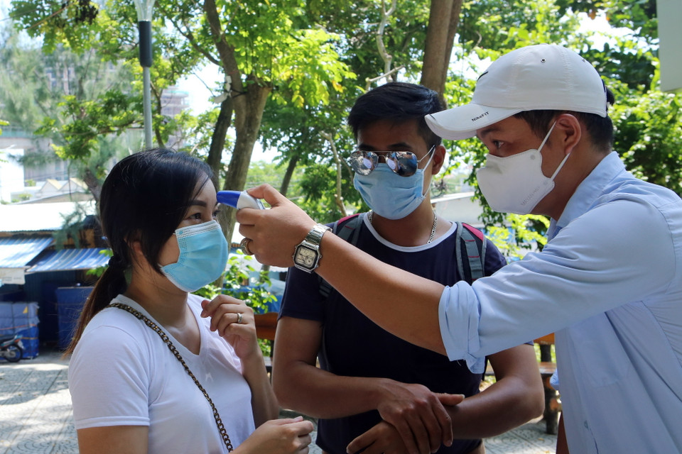 Đo thân nhiệt cho du khách đến thăm quan danh thắng Ngũ Hành Sơn. (Ảnh: Trần Lê Lâm/TTXVN)