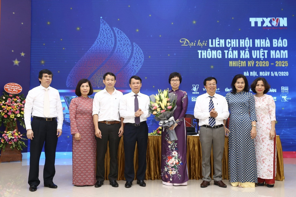 Tổng giám đốc TTXVN Nguyễn Đức Lợi tặng hoa chúc mừng Ban Thường vụ Liên chi hội Nhà báo TTXVN nhiệm kỳ 2020-2025. (Ảnh: Minh Quyết/TTXVN)