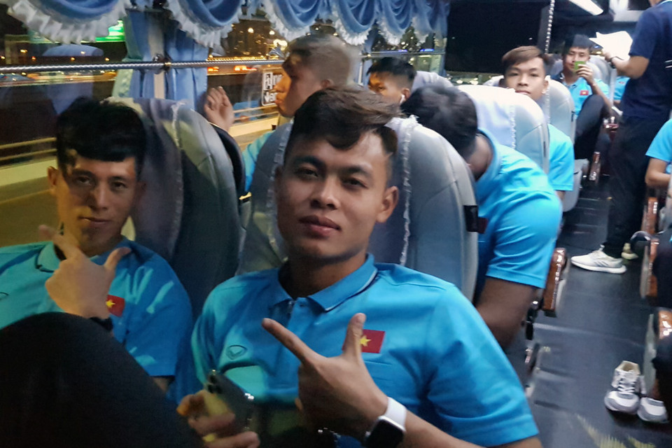 Thành viên đội bóng trên xe buýt về khách sạn. (Nguồn: VFF)