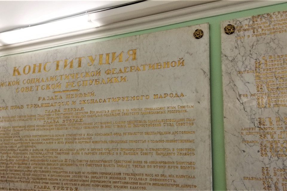 Hiến pháp Cộng hòa Xã hội chủ nghĩa Xô viết Liên bang Nga (RSFSR) trong phòng làm việc của Lenin. (Ảnh: Duy Trinh/TTXVN)