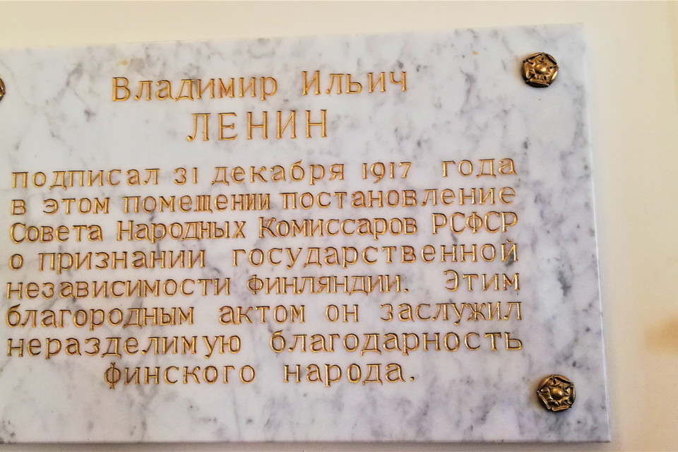 Bảng bày tỏ lòng biết ơn của nhân dân Phần Lan tại Điện Smolnyi. (Ảnh: Duy Trinh/TTXVN)