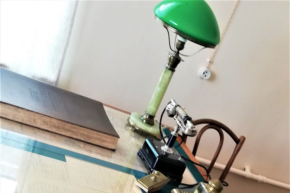 Các vật dụng trên bàn làm việc của V. I. Lenin. (Ảnh: Duy Trinh/TTXVN)