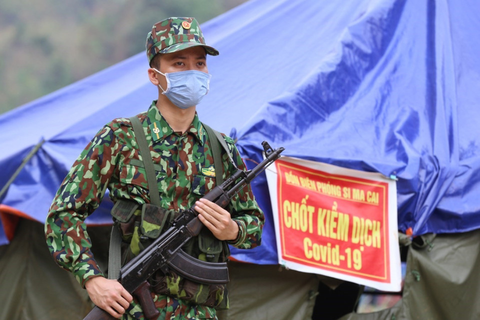Chiến sỹ Đồn Biên phòng Si Ma Cai, Bộ đội Biên phòng Lào Cai canh gác tại các chốt kiểm dịch. (Ảnh: Dương Giang/TTXVN)