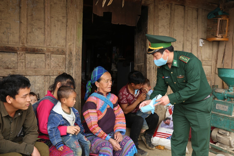 Cán bộ, chiến sỹ Đồn Biên phòng Pha Long, Bộ đội Biên phòng Lào Cai Lào Cai tuyên truyền biện pháp phòng dịch cho đồng bào dân tộc thiểu số. (Ảnh: Dương Giang/TTXVN)