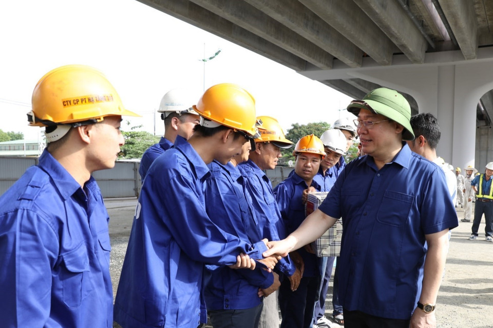 Bí thư Thành ủy Hà Nội Vương Đình Huệ thăm hỏi cán bộ, công nhân đang làm việc tại Dự án Vành đai 3 đoạn Mai Dịch-cầu Thăng Long. (Ảnh: Văn Điệp/TTXVN)