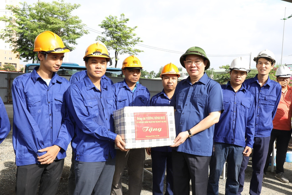 Bí thư Thành ủy Hà Nội Vương Đình Huệ tặng quà cán bộ, công nhân đang làm việc tại Dự án Vành đai 3 đoạn Mai Dịch - cầu Thăng Long. (Ảnh: Văn Điệp/TTXVN)