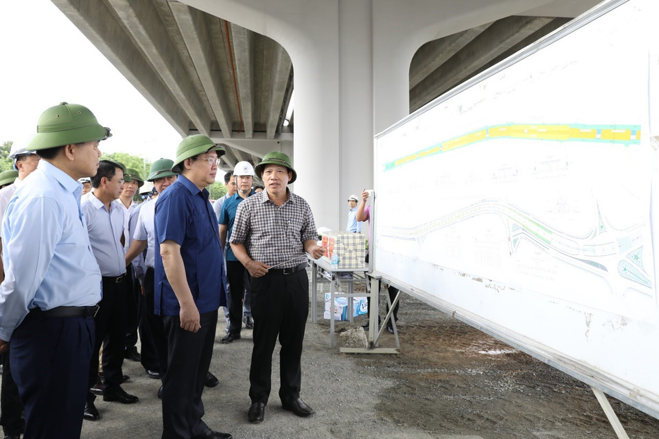 Bí thư Thành ủy Hà Nội Vương Đình Huệ thăm, kiểm tra Công trường Dự án Vành đai 3 đoạn Mai Dịch - cầu Thăng Long, khu vực Công viên Hòa Bình. (Ảnh: Văn Điệp/TTXVN)