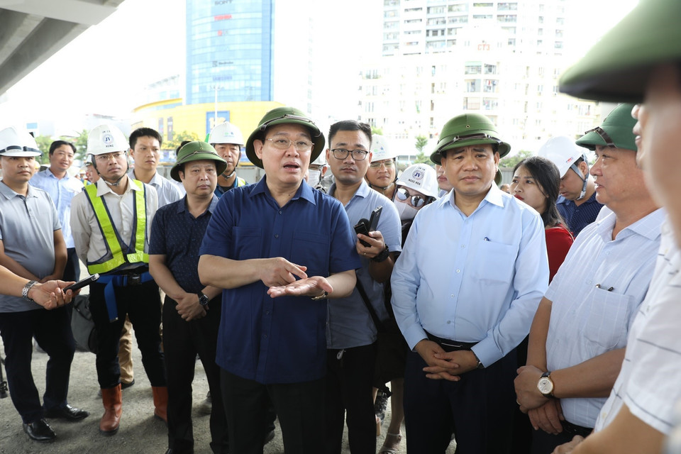 Bí thư Thành ủy Hà Nội Vương Đình Huệ thăm, kiểm tra Công trường Dự án Vành đai 3 đoạn Mai Dịch-cầu Thăng Long. (Ảnh: Văn Điệp/TTXVN)