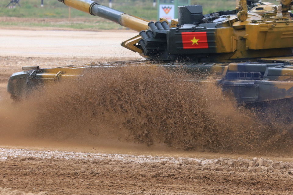 Kíp xe tăng Việt Nam thi đấu xuất sắc trong trận chung kết, đạt tốc độ di chuyển cao và bắn chính xác. (Ảnh: Trần Hiếu/TTXVN)