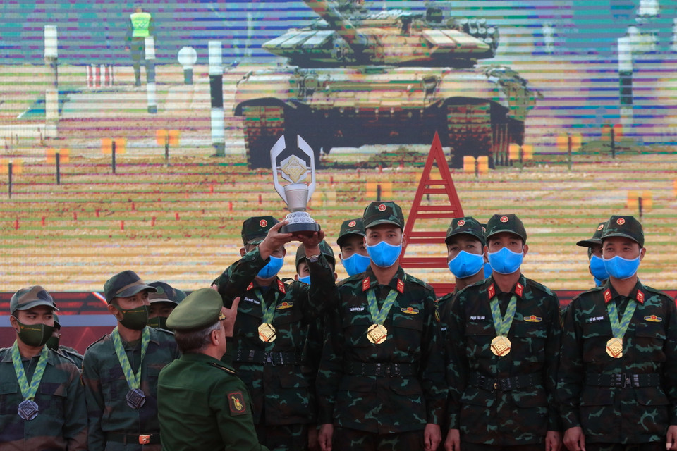 Ban tổ chức Hội thao quân sự quốc tế Army Games 2020 trao Cúp luân lưu Tank Biathlon cho đội tuyển tăng Việt Nam. (Ảnh: Trần Hiếu/TTXVN)