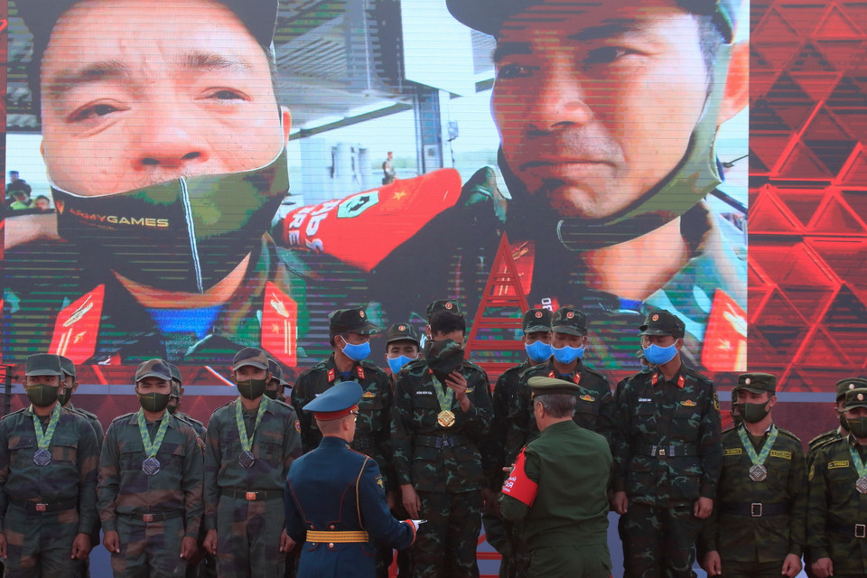 Khoảnh khắc xúc động khi đội tuyển xe tăng Việt Nam chiến thắng tại trận chung kết bảng 2 nội dung Xe tăng hành tiến và giành Cúp luân lưu Tank Biathlon 2020 tại hội thao Army Games 2020. (Ảnh: Trần Hiếu/TTXVN)