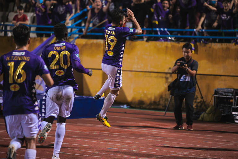 ...giúp Hà Nội FC ngược dòng thắng với tỷ số 2-1. (Ảnh: Hải An/Vietnam+)