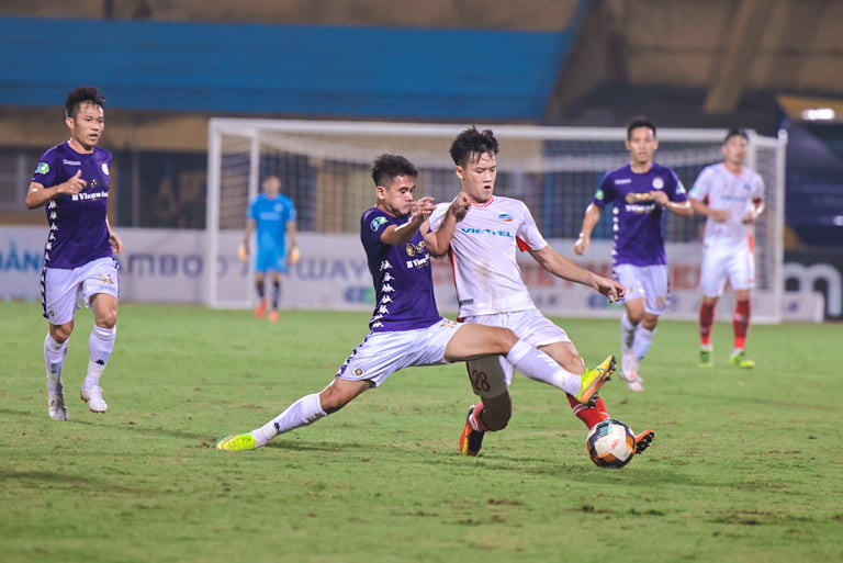 ...khi hai đội chủ động chơi tấn công và tạo ra nhiều tình huống nguy hiểm về phía khung thành của nhau. (Ảnh: Hải An/Vietnam+)