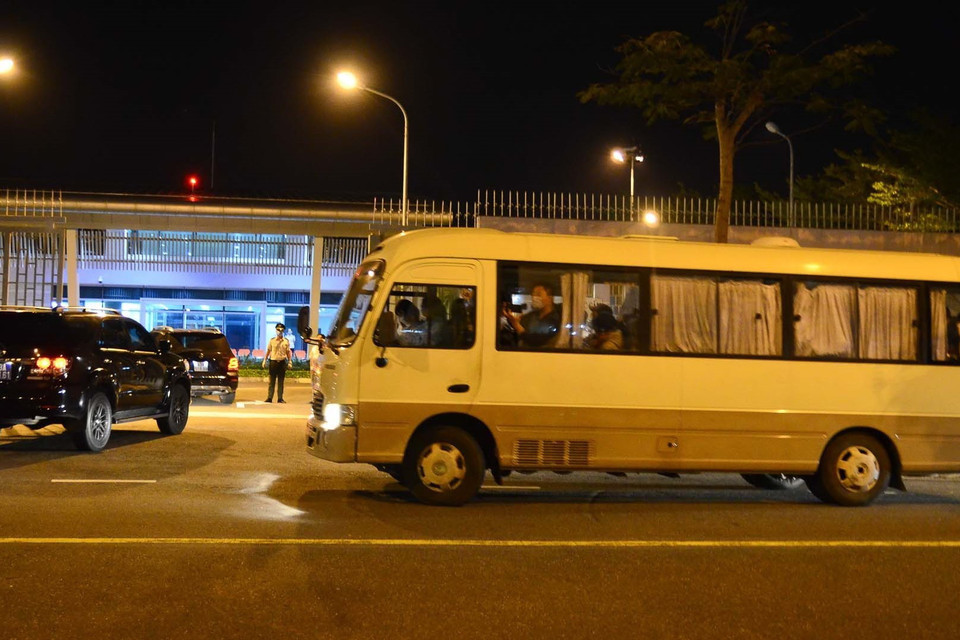 Xe chở 20 hành khách Hàn Quốc đến Sân bay Quốc tế Đà Nẵng. (Ảnh: Văn Dũng/TTXVN)