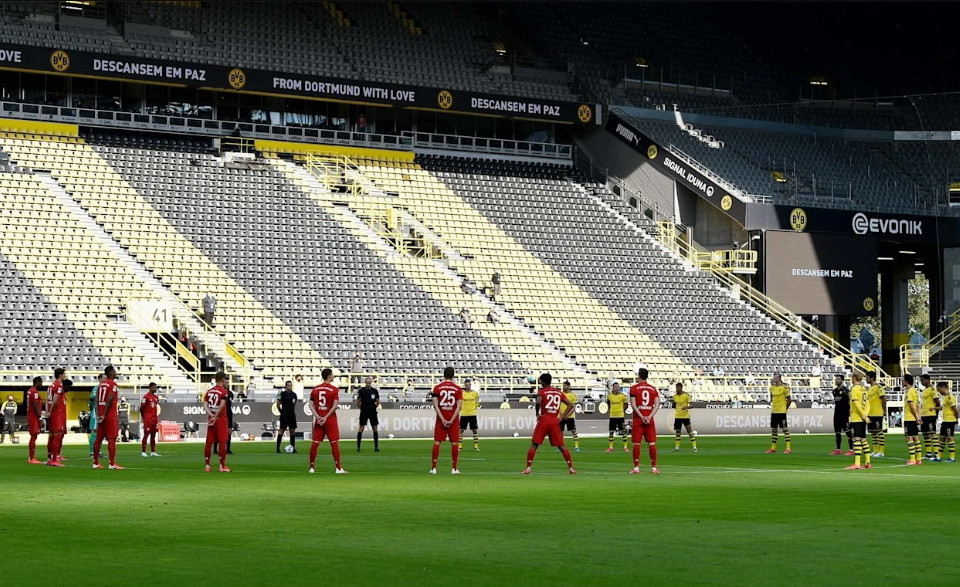 Cầu thủ Dortmund và Bayern làm thủ tục trước trận cầu mang tính quyết định Bundesliga mùa giải 2019-20. (Nguồn: FcBayern)