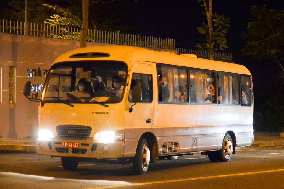 Xe chở 20 hành khách Hàn Quốc từ Bệnh viện Phổi Đà Nẵng đến Sân bay Quốc tế Đà Nẵng. (Ảnh: Văn Dũng/TTXVN)