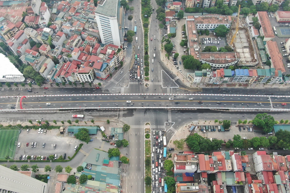 Dự án xây dựng cầu vượt nút giao đường Hoàng Quốc Việt-Nguyễn Văn Huyên được thực hiện theo quy hoạch đường Vành đai 2,5. (Ảnh: Huy Hùng/TTXVN)