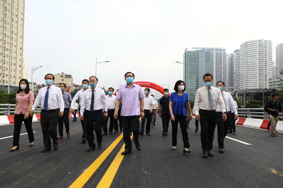 Ủy viên Bộ Chính trị, Bí thư Thành ủy Hà Nội Vương Đình Huệ và các đại biểu đi bộ trên cầu vượt trong lễ khánh thành công trình. (Ảnh: Huy Hùng/TTXVN)