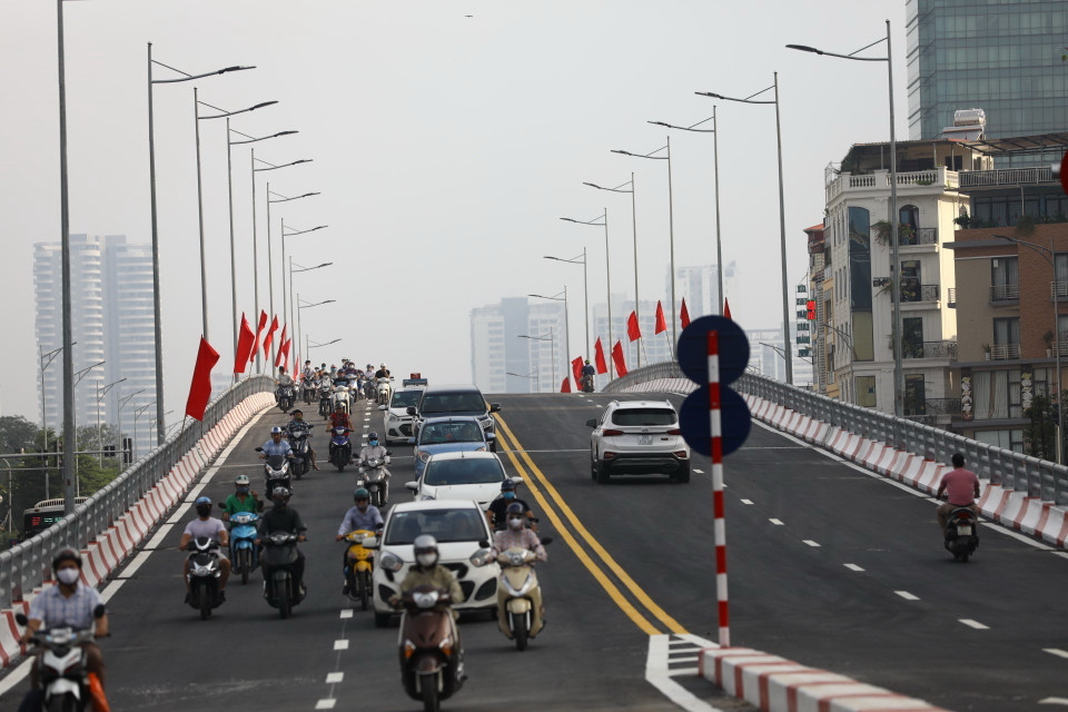Phương tiện lưu thông qua cầu vượt trong ngày khánh thành. (Ảnh: Huy Hùng/TTXVN)