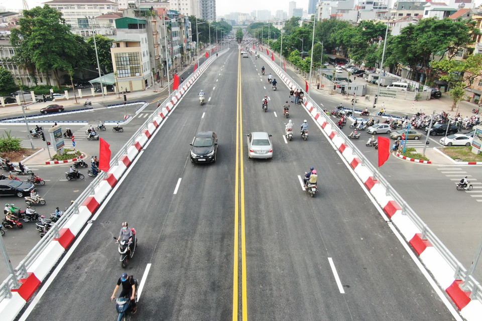 Việc hoàn thành công trình cầu vượt nút giao đường Hoàng Quốc Việt - Nguyễn Văn Huyên góp phần từng bước hoàn thiện mạng lưới giao thông theo quy hoạch, thúc đẩy phát triển kinh tế-xã hội Thành phố Hà Nội nói chung và khu vực các quận Cầu Giấy, Tây Hồ, Bắc Từ Liêm nói riêng. (Ảnh: Huy Hùng/TTXVN)
