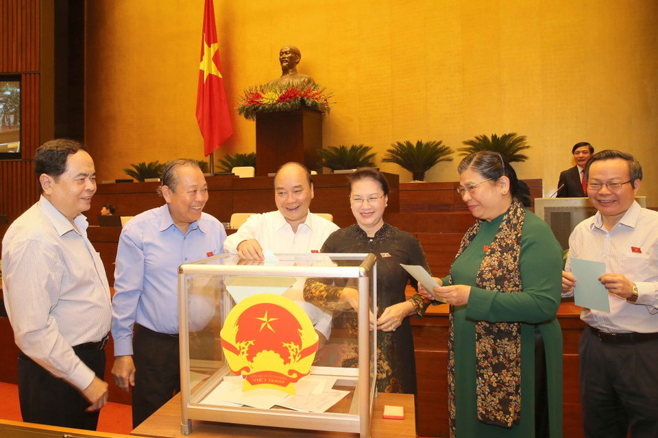 Thủ tướng Nguyễn Xuân Phúc, Chủ tịch Quốc hội Nguyễn Thị Kim Ngân và các đại biểu bỏ phiếu. (Ảnh: Doãn Tấn/TTXVN)