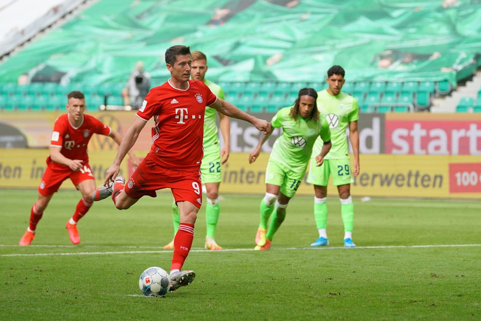 Đến phút 72, Robert Lewandowski không bỏ lỡ cơ hội nâng tỷ số lên 3-0 từ chấm 11m. (Nguồn: FcBayern)